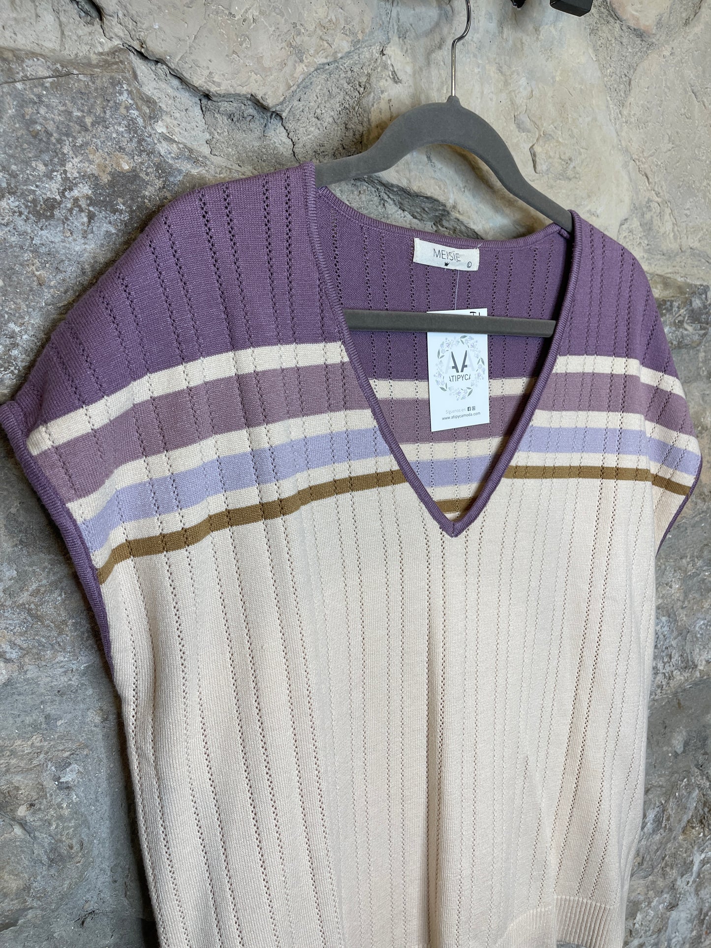 Camiseta de punto, con escote en pico y con detalle en hombros y en pecho de rayas haciendo contraste.

Composición: 60% Viscosa y 40% Nylon.

Se recomienda lavar a mano o en lavadora hasta 30º. No usar lejía, planchar suavemente del revés hasta 110º y no usar secadora.