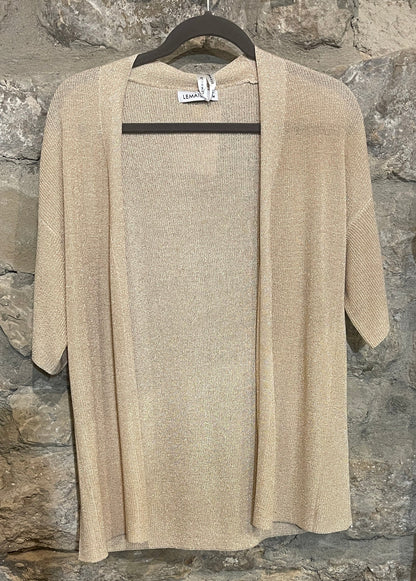 Chaqueta calada con cinturón tipo kimono.

Composición: 58% Viscosa, 24% Nilon y 18% Hilo Metálico.

Se recomienda lavar a mano o en lavadora hasta 30º. No usar lejía, planchar suavemente del revés hasta 110º y no usar secadora.