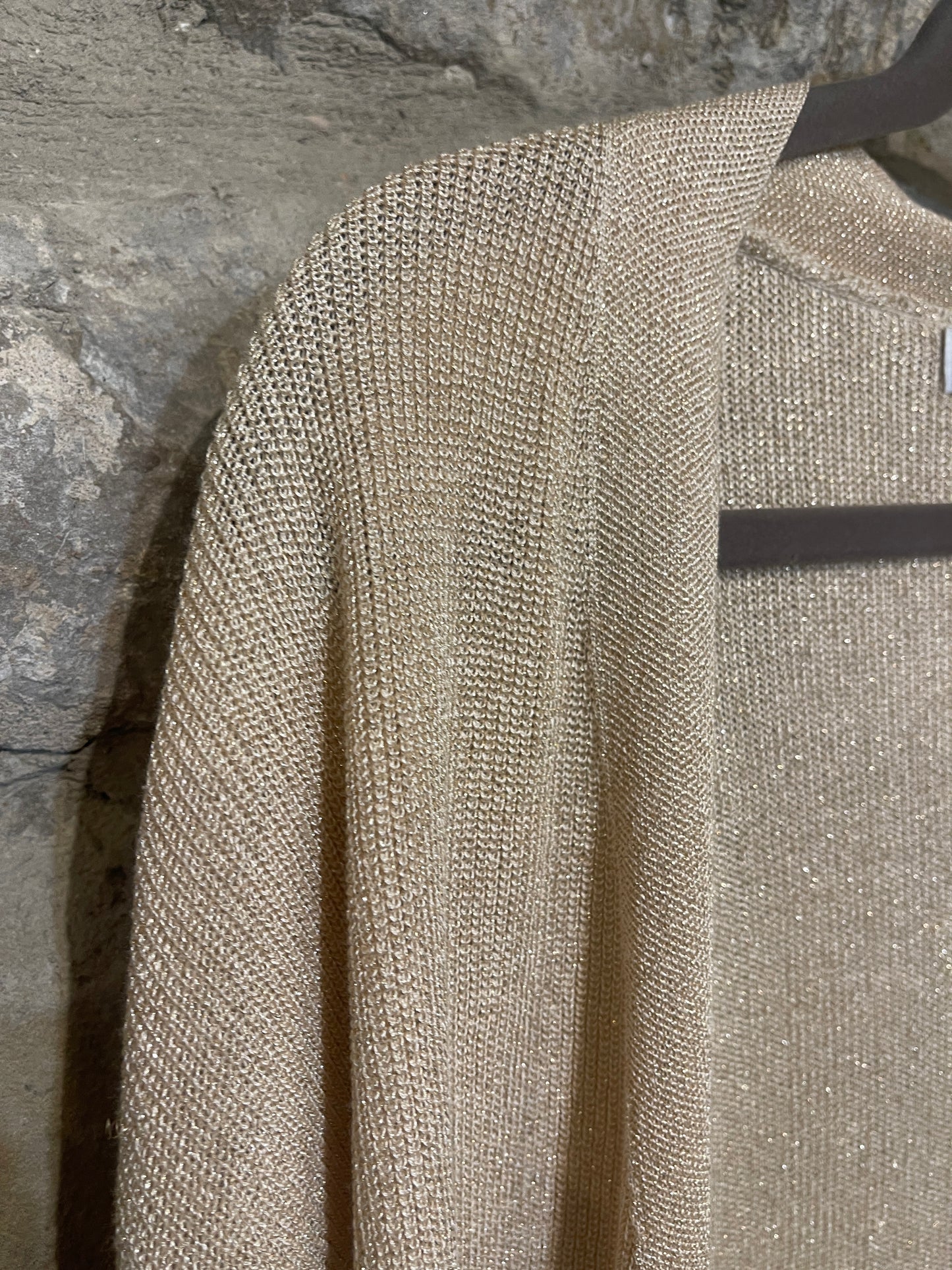 Chaqueta calada con cinturón tipo kimono.

Composición: 58% Viscosa, 24% Nilon y 18% Hilo Metálico.

Se recomienda lavar a mano o en lavadora hasta 30º. No usar lejía, planchar suavemente del revés hasta 110º y no usar secadora.