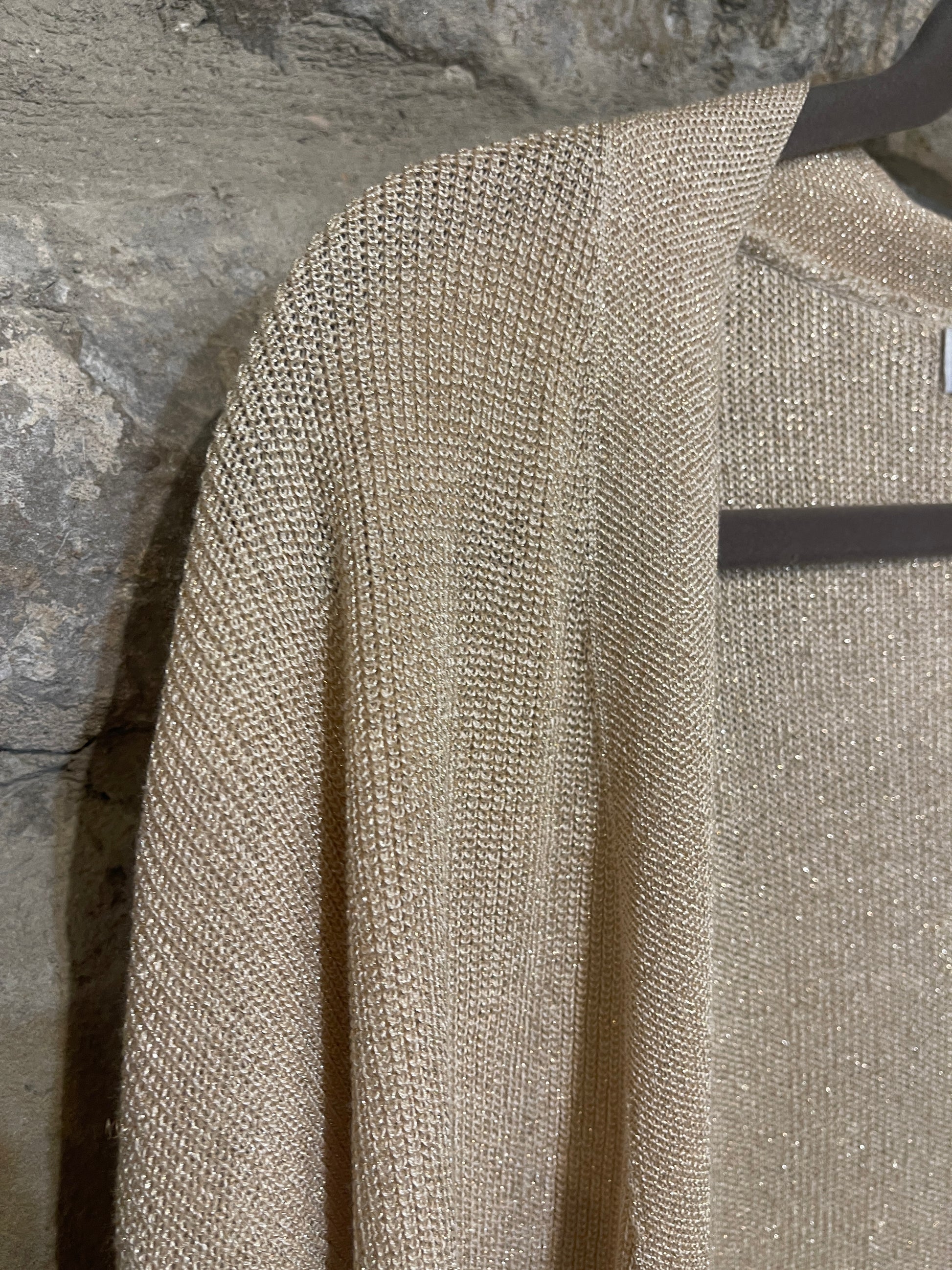 Chaqueta calada con cinturón tipo kimono.

Composición: 58% Viscosa, 24% Nilon y 18% Hilo Metálico.

Se recomienda lavar a mano o en lavadora hasta 30º. No usar lejía, planchar suavemente del revés hasta 110º y no usar secadora.
