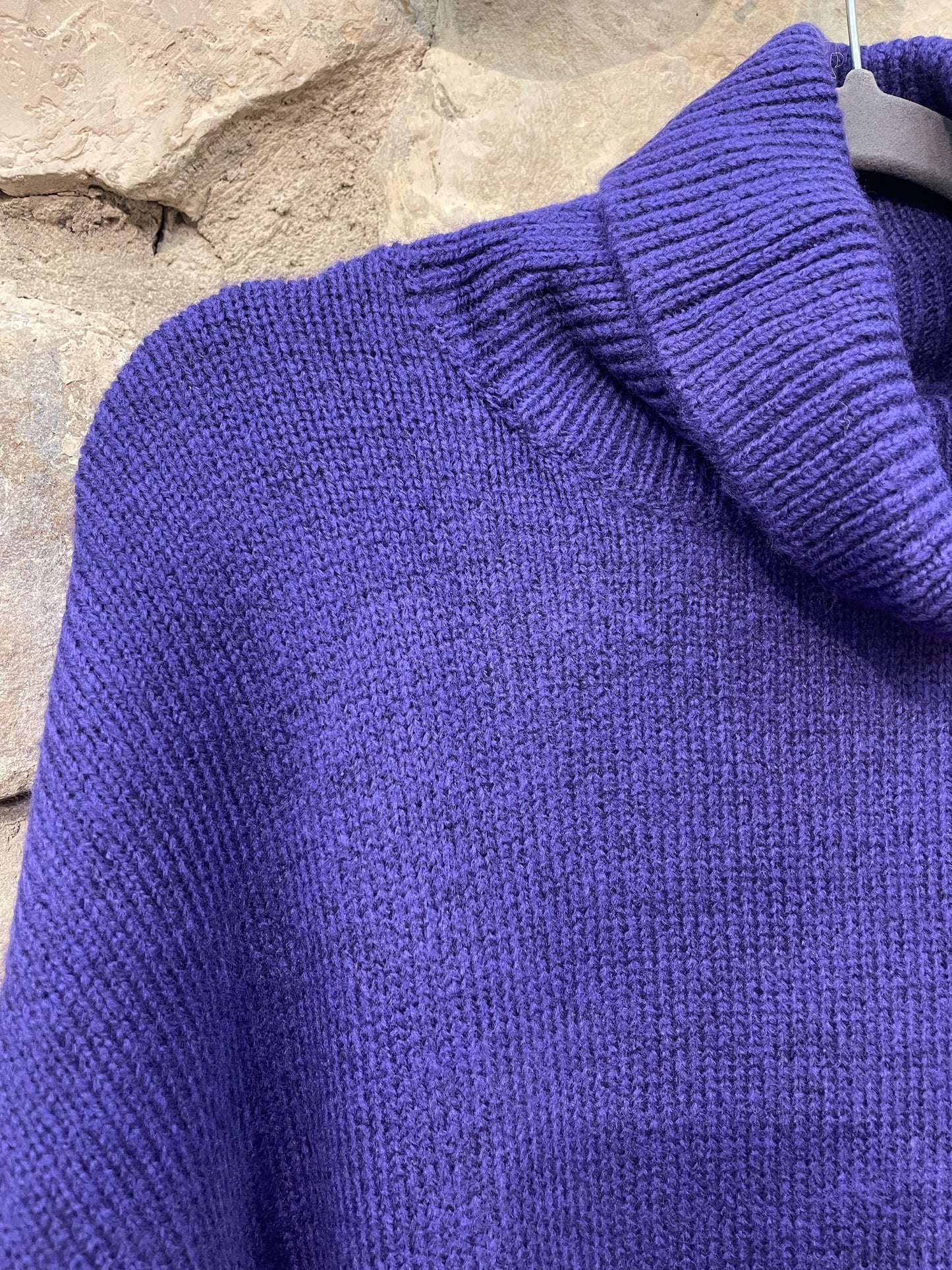 Jersey de punto de cuello alto, detalle de costura en brazos, acabado en puño y corte ancho.

Composición:&nbsp;66% acrílico, 27% poliéster y 7% lana.

Se recomienda lavar a mano o en lavadora hasta 30º. No usar lejía, planchar suavemente del revés hasta 110º y no usar secadora.