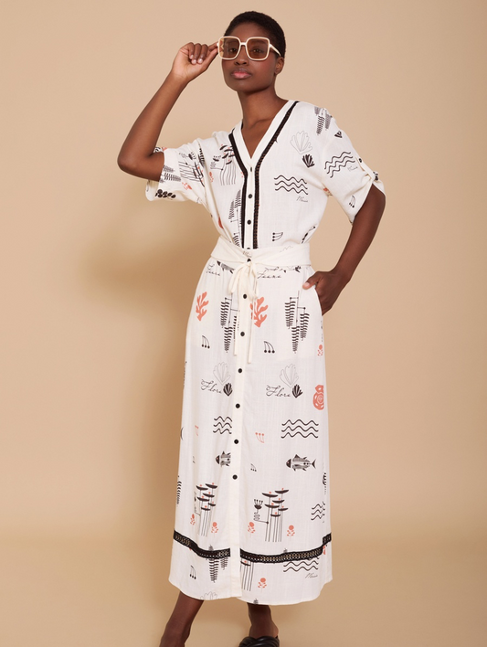 Camisa con estampado de manga corta y botones haciendo contraste.

Composición: 70% Viscosa y 30% Lino.

Se recomienda lavar a mano o en lavadora hasta 30º. No usar lejía, planchar suavemente del revés hasta 110º y no usar secadora.