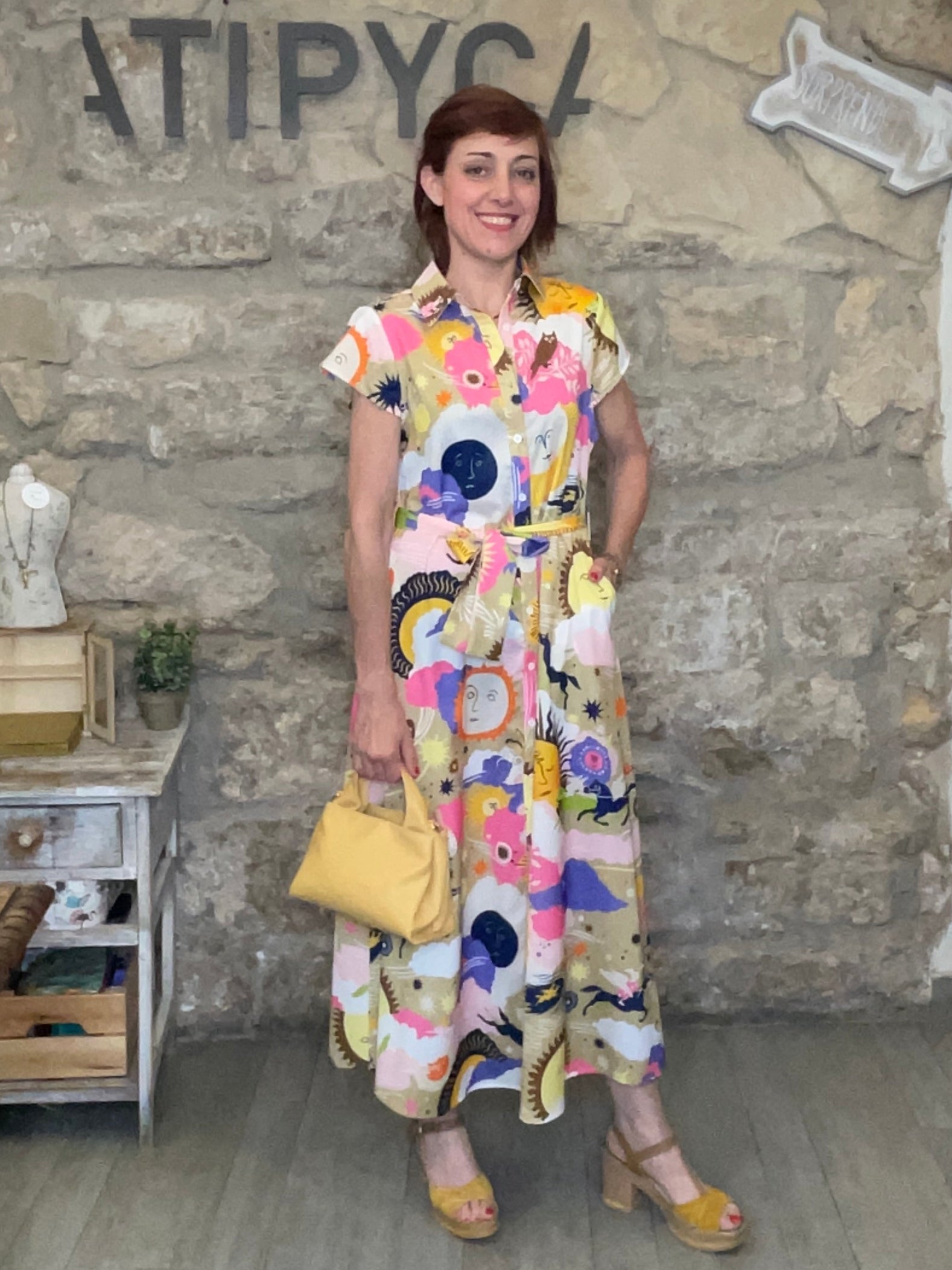Vestido estampado camisero, de manga corta, con bolsillos y cinturón.

Composición: 100% Poliéster.

Se recomienda lavar a mano o en lavadora hasta 30º. No usar lejía, planchar suavemente del revés hasta 110º y no usar secadora.