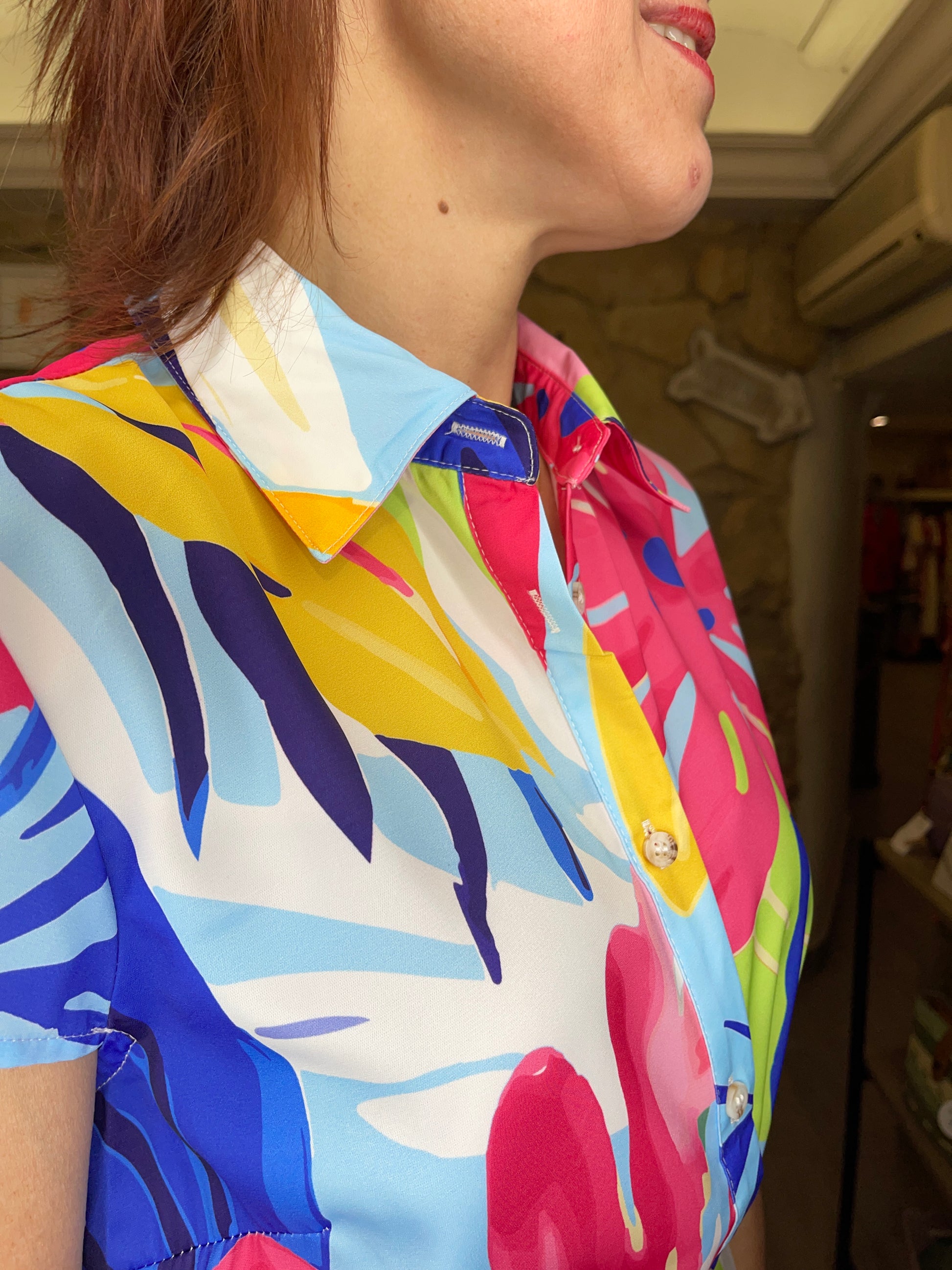 Vestido estampado camisero, de manga corta, con bolsillos y cinturón.

Composición: 100% Poliéster.

Se recomienda lavar a mano o en lavadora hasta 30º. No usar lejía, planchar suavemente del revés hasta 110º y no usar secadora.