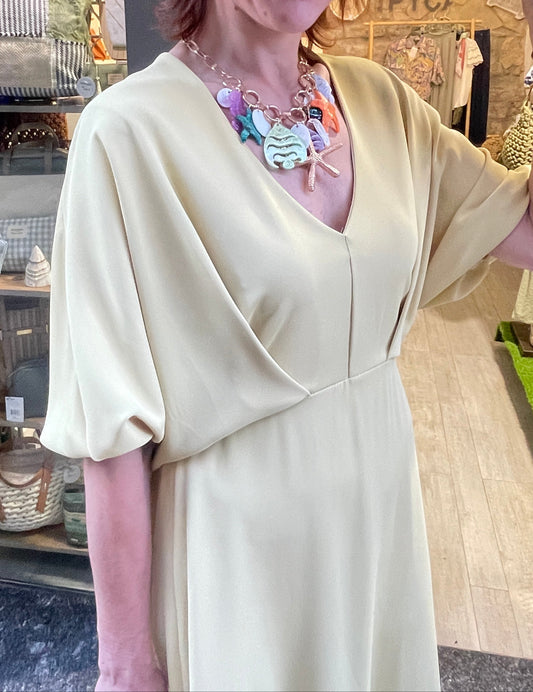 Vestido largo liso, de manga francesa, escote en pico y detalle de frunce en laterales del pecho. Goma en cintura. Patrón muy favorecedor.

Composición: 96% Poliéster y 4% Elastano.

Se recomienda lavar a mano o en lavadora hasta 30º. No usar lejía, planchar suavemente del revés hasta 110º y no usar secadora.