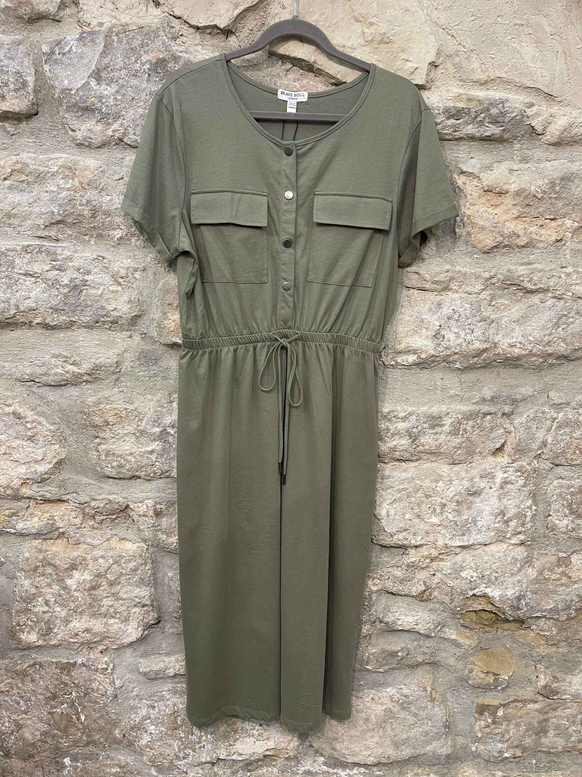 Vestido super cómodo, con cintura ajustable con cordón. Bolsillo con solapa en el pecho.  Composición: 100% Algodón.  Se recomienda lavar a mano o en lavadora hasta 30º. No usar lejía, planchar suavemente del revés hasta 110º y no usar secadora.