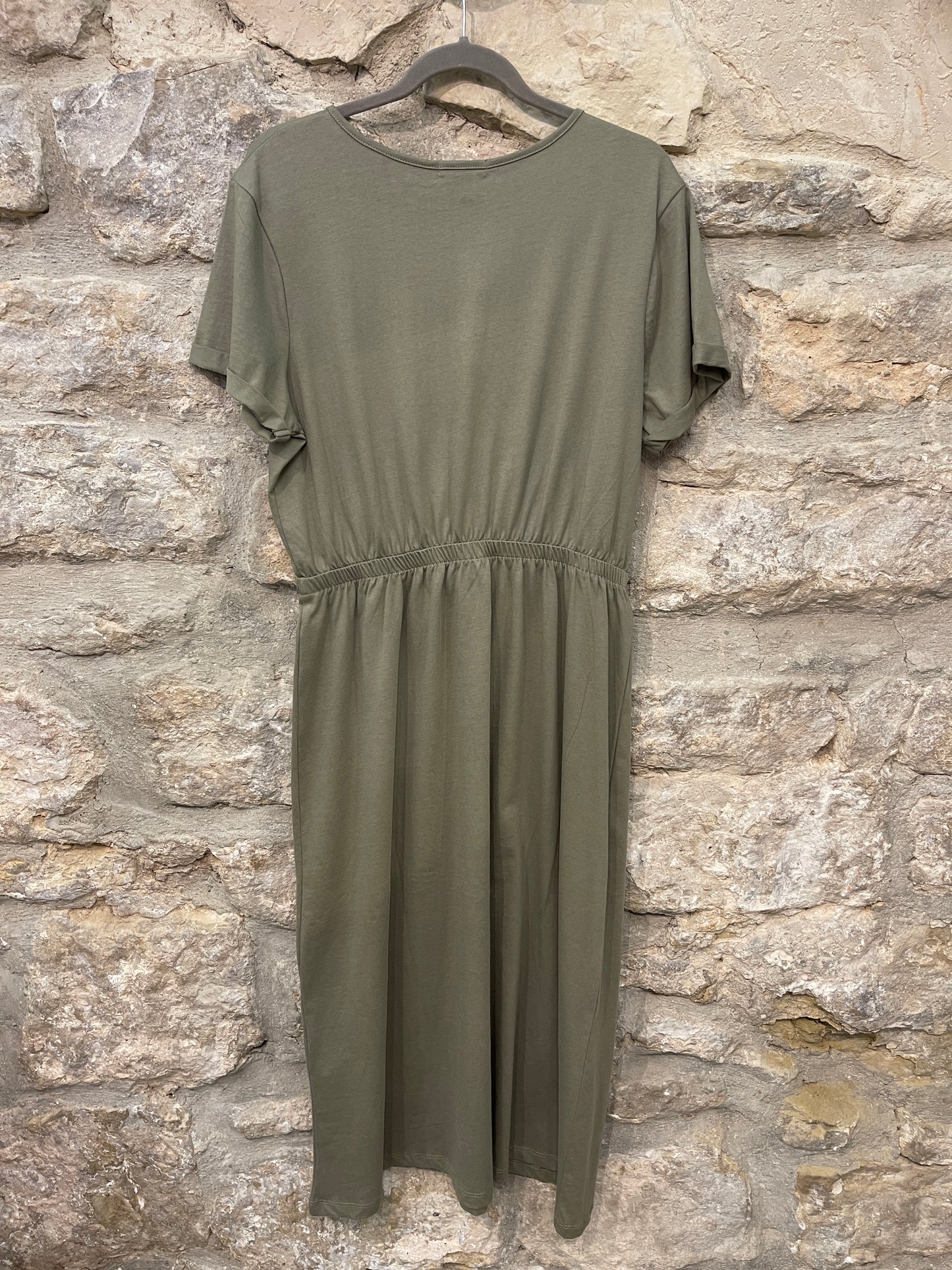 Vestido super cómodo, con cintura ajustable con cordón. Bolsillo con solapa en el pecho.  Composición: 100% Algodón.  Se recomienda lavar a mano o en lavadora hasta 30º. No usar lejía, planchar suavemente del revés hasta 110º y no usar secadora.