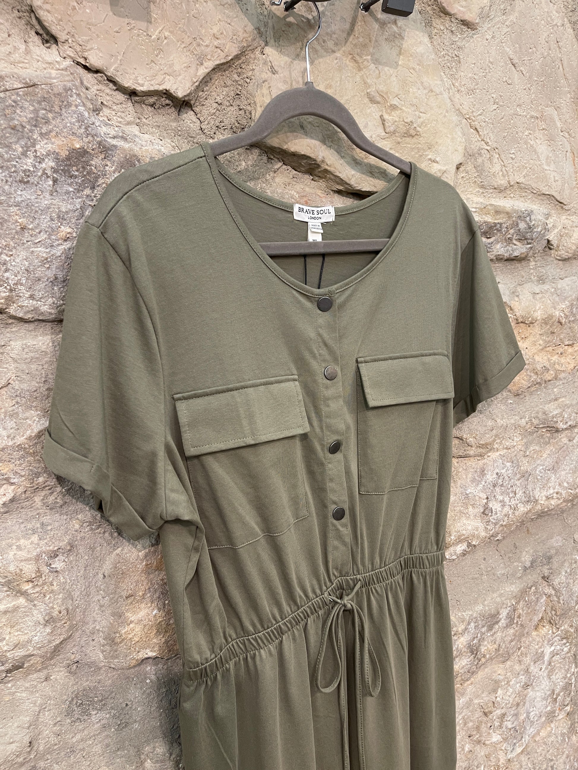 Vestido super cómodo, con cintura ajustable con cordón. Bolsillo con solapa en el pecho.  Composición: 100% Algodón.  Se recomienda lavar a mano o en lavadora hasta 30º. No usar lejía, planchar suavemente del revés hasta 110º y no usar secadora.