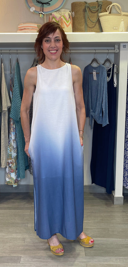 Vestido de corte recto con bolsillos y en degradado a azules. Forro interior hasta rodillas.

Composición: 51% Poliéster reciclado y 49% Poliéster.

Se recomienda lavar a mano o en lavadora hasta 30º. No usar lejía, planchar suavemente del revés hasta 110º y no usar secadora.