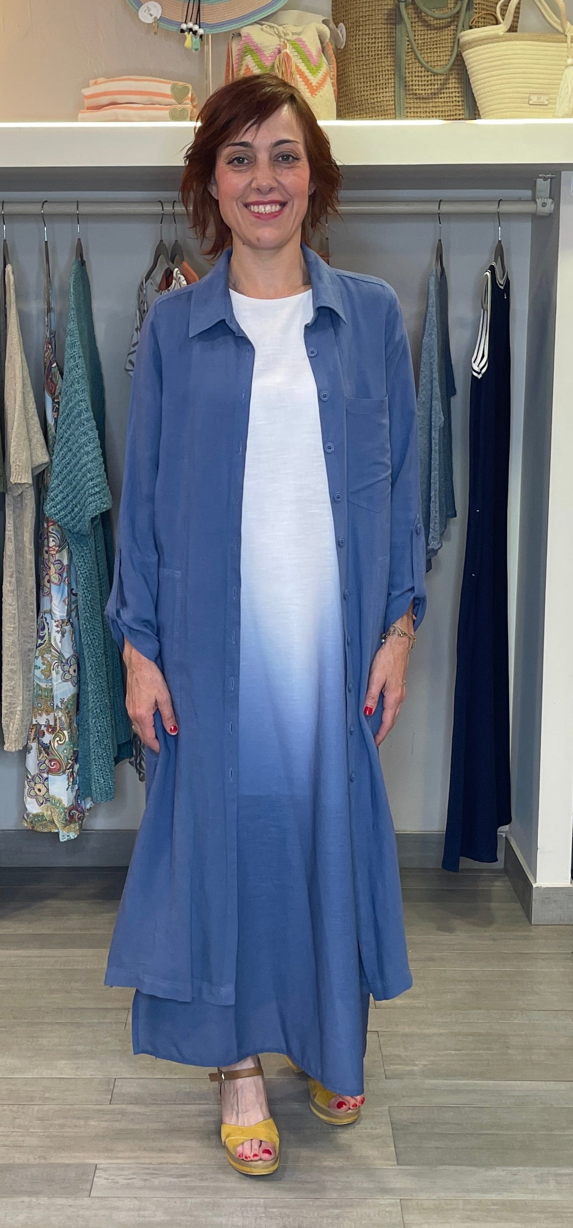 Vestido de corte recto con bolsillos y en degradado a azules. Forro interior hasta rodillas.

Composición: 51% Poliéster reciclado y 49% Poliéster.

Se recomienda lavar a mano o en lavadora hasta 30º. No usar lejía, planchar suavemente del revés hasta 110º y no usar secadora.