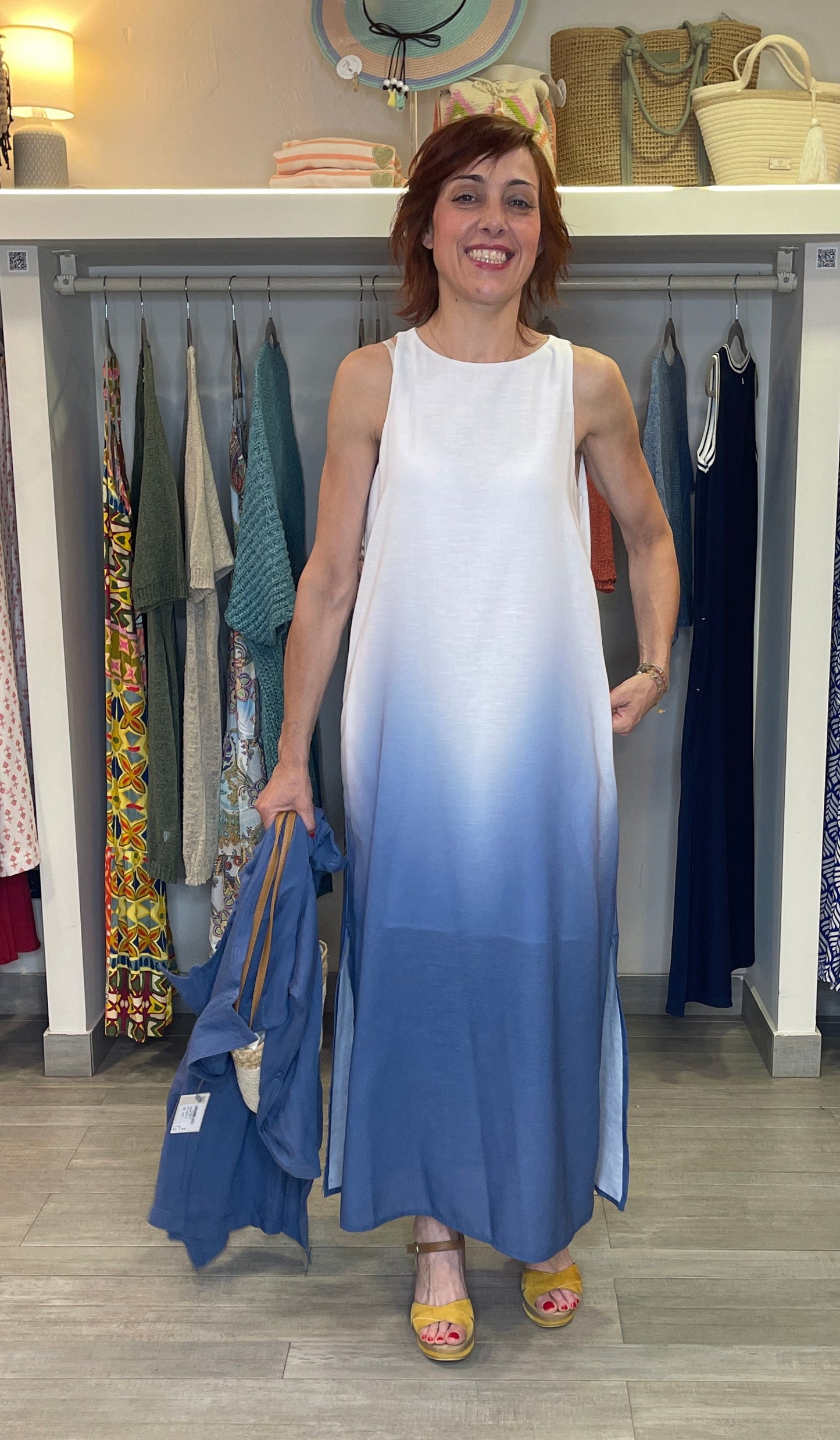 Vestido de corte recto con bolsillos y en degradado a azules. Forro interior hasta rodillas.

Composición: 51% Poliéster reciclado y 49% Poliéster.

Se recomienda lavar a mano o en lavadora hasta 30º. No usar lejía, planchar suavemente del revés hasta 110º y no usar secadora.