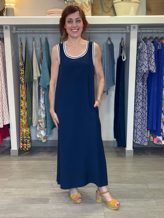 Vestido de corte resto con bolsillos y detalle de contraste en cuello.

Composición: 88% Viscosa y 12% Poliéster.

Se recomienda lavar a mano o en lavadora hasta 30º. No usar lejía, planchar suavemente del revés hasta 110º y no usar secadora.