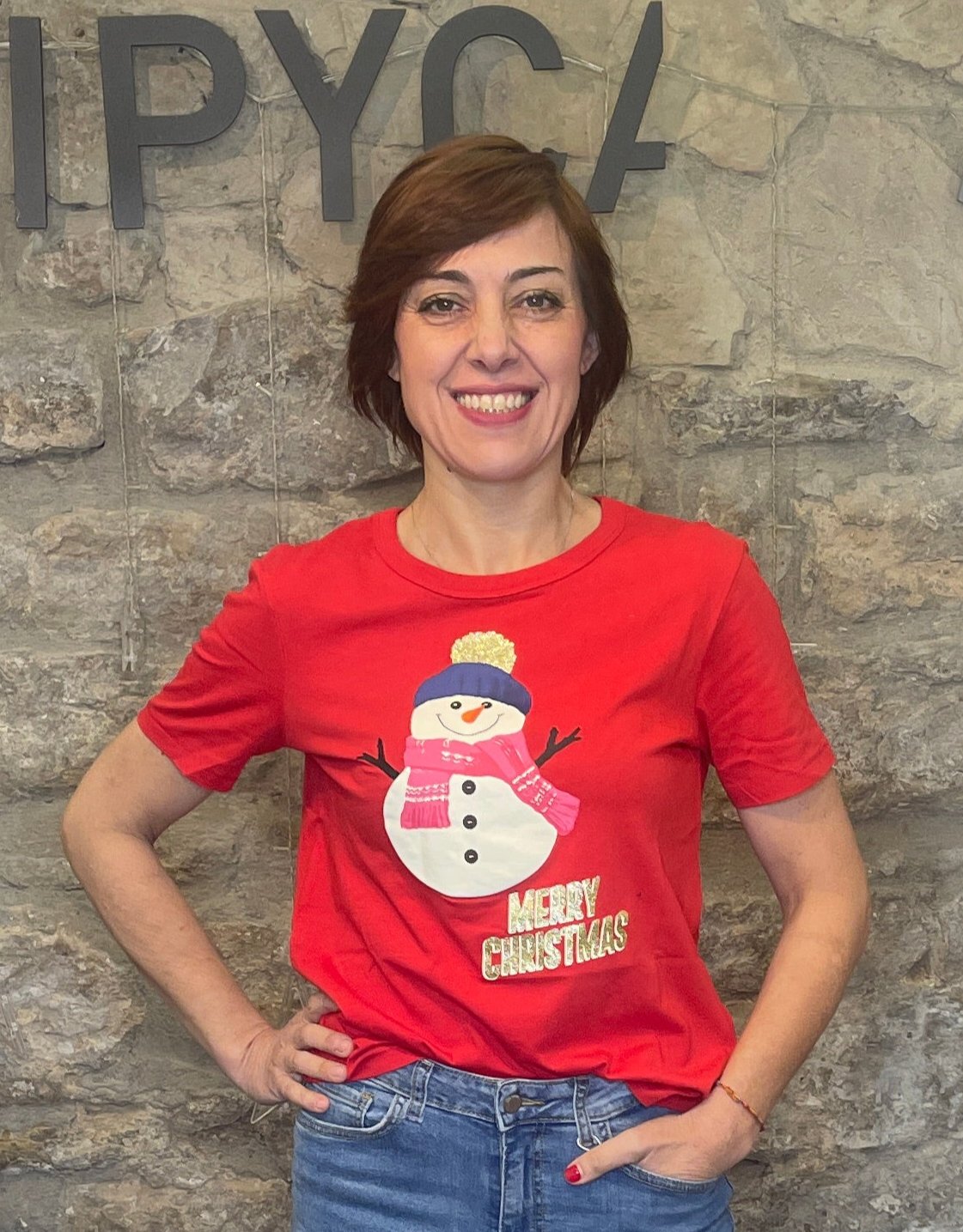 Camiseta de manga corta con motivos navideños.

Composición: 80% Algodón y 20% Algodón reciclado.

Se recomienda lavar a mano o en lavadora hasta 30º. No usar lejía, planchar suavemente del revés hasta 110º y no usar secadora.