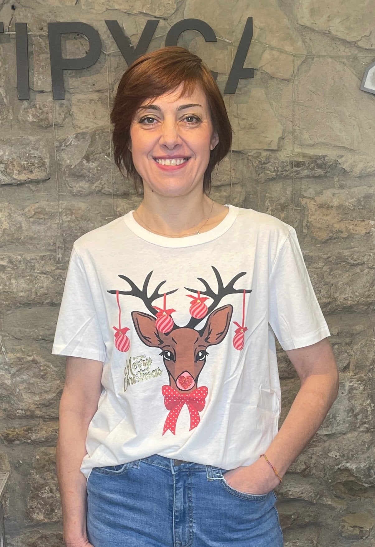 Camiseta de manga corta con motivos navideños.

Composición: 80% Algodón y 20% Algodón reciclado.

Se recomienda lavar a mano o en lavadora hasta 30º. No usar lejía, planchar suavemente del revés hasta 110º y no usar secadora.