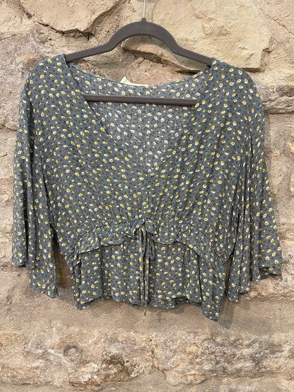 Blusa floral con detalle de volante bajo el pecho.  Composición: 100% Viscosa.  *Los artículos con descuentos o de la zona outlet NO ADMITEN DEVOLUCIONES Y LOS CAMBIOS ESTARÁN SUJETOS DISPONIBILIDAD DEL PRODUCTO.&nbsp;  Se recomienda lavar a mano o en lavadora hasta 30º. No usar lejía, planchar suavemente del revés hasta 110º y no usar secadora.