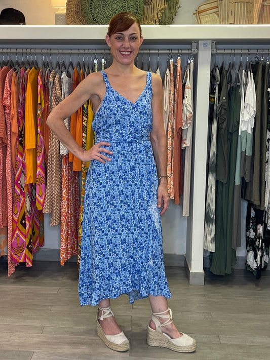 Vestido largo, de escote cruzado y goma en cintura. Volante en lateral muy favorecedor. Muy cómodo y fresquito.

Composición: 100% Viscosa.

Se recomienda lavar a mano o en lavadora hasta 30º. No usar lejía, planchar suavemente del revés hasta 110º y no usar secadora.