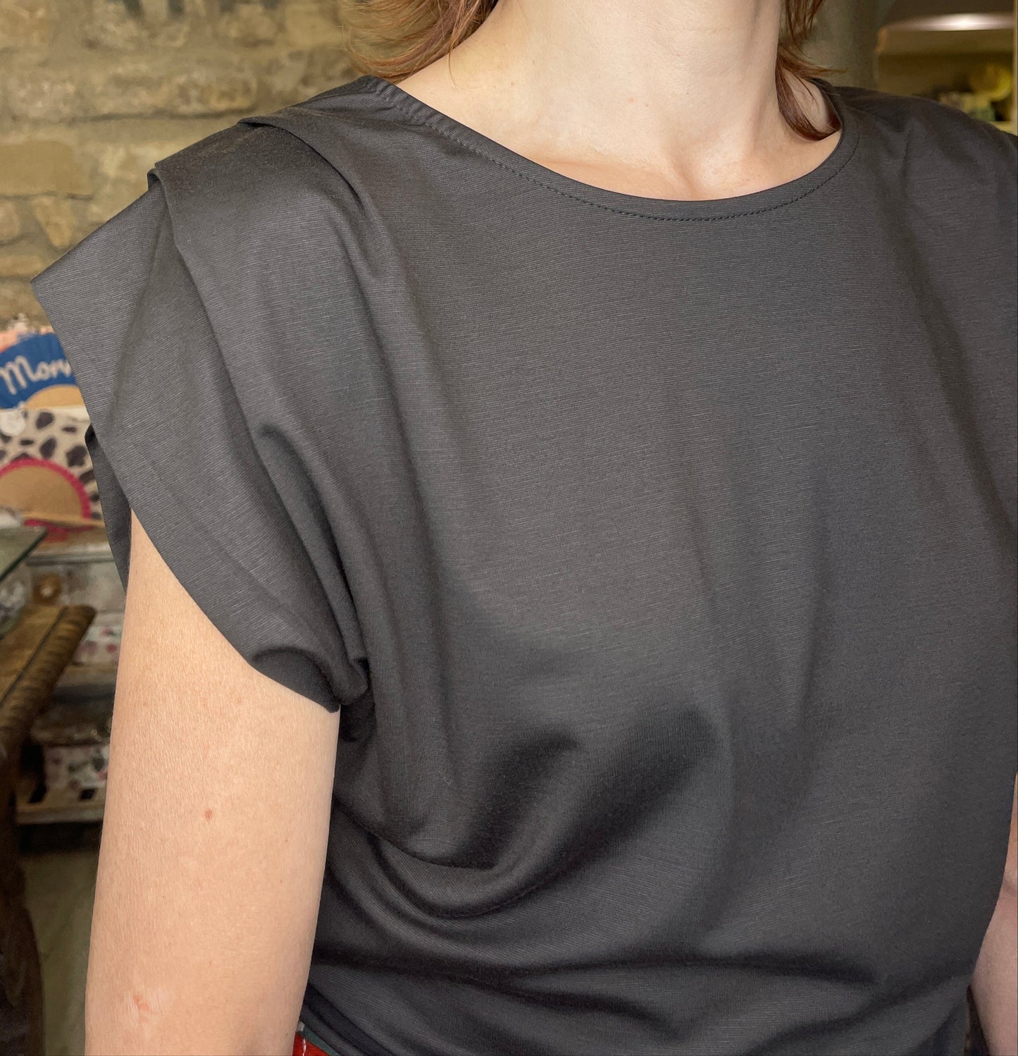 Camiseta de corte amplio, con detalle en mangas y un tejido brutal.

Composición: 69% Viscosa, 24% Nylon y 7% Elastano.

Se recomienda lavar a mano o en lavadora hasta 30º. No usar lejía, planchar suavemente del revés hasta 110º y no usar secadora.