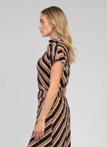 Top estampado asimétrico.

Composición: 100% Viscosa.

Se recomienda lavar a mano o en lavadora hasta 30º. No usar lejía, planchar suavemente del revés hasta 110º y no usar secadora.