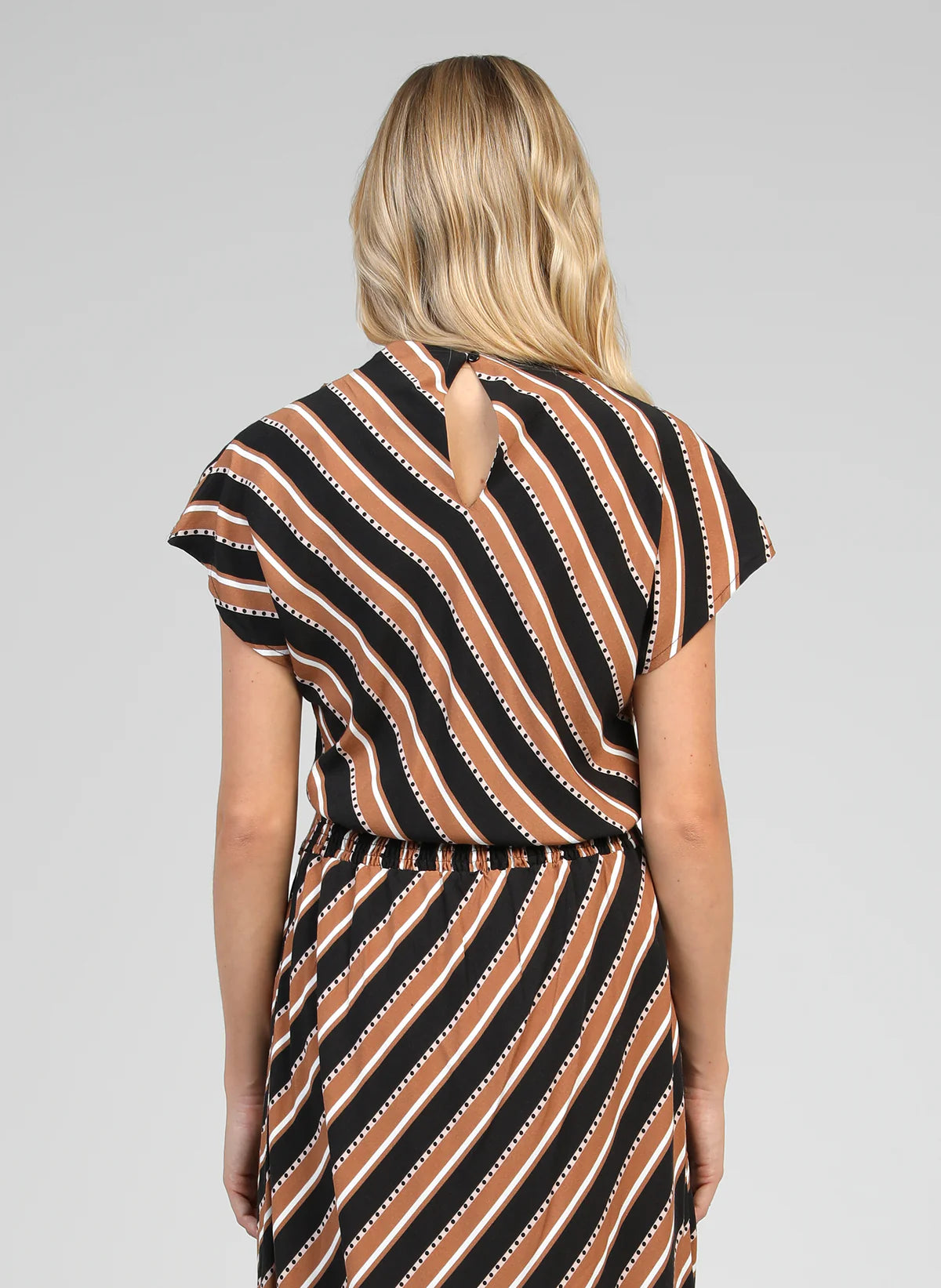 Top estampado asimétrico.

Composición: 100% Viscosa.

Se recomienda lavar a mano o en lavadora hasta 30º. No usar lejía, planchar suavemente del revés hasta 110º y no usar secadora.