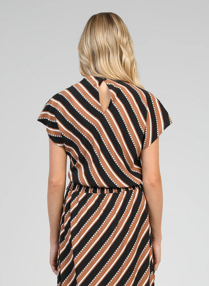 Top estampado asimétrico.

Composición: 100% Viscosa.

Se recomienda lavar a mano o en lavadora hasta 30º. No usar lejía, planchar suavemente del revés hasta 110º y no usar secadora.