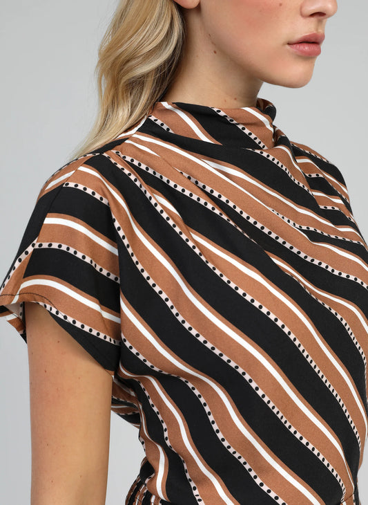 Top estampado asimétrico.

Composición: 100% Viscosa.

Se recomienda lavar a mano o en lavadora hasta 30º. No usar lejía, planchar suavemente del revés hasta 110º y no usar secadora.