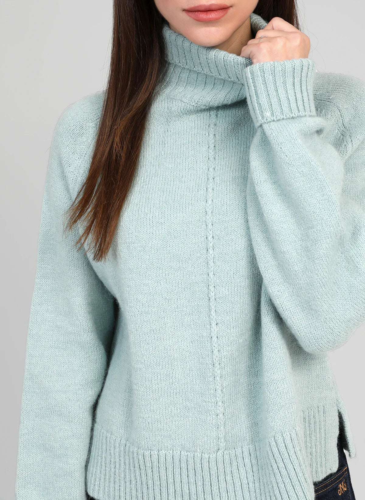 Jersey de cuello alto de tejido suave. Detalle de cordón en frontal.

Composición: 60% acrítico, 30% poliamida, 5% polyester y 5% Alpaca.

Se recomienda lavar a mano o en lavadora hasta 30º. No usar lejía, planchar suavemente del revés hasta 110º y no usar secadora.