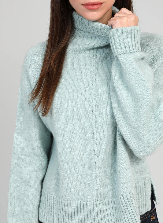 Jersey de cuello alto de tejido suave. Detalle de cordón en frontal.

Composición: 60% acrítico, 30% poliamida, 5% polyester y 5% Alpaca.

Se recomienda lavar a mano o en lavadora hasta 30º. No usar lejía, planchar suavemente del revés hasta 110º y no usar secadora.