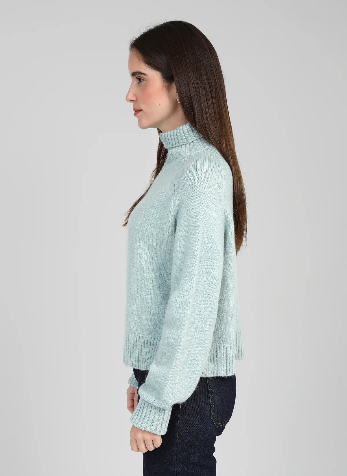 Jersey de cuello alto de tejido suave. Detalle de cordón en frontal.

Composición: 60% acrítico, 30% poliamida, 5% polyester y 5% Alpaca.

Se recomienda lavar a mano o en lavadora hasta 30º. No usar lejía, planchar suavemente del revés hasta 110º y no usar secadora.