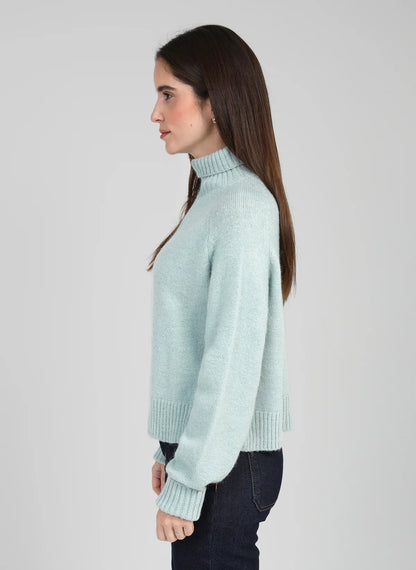 Jersey de cuello alto de tejido suave. Detalle de cordón en frontal.

Composición: 60% acrítico, 30% poliamida, 5% polyester y 5% Alpaca.

Se recomienda lavar a mano o en lavadora hasta 30º. No usar lejía, planchar suavemente del revés hasta 110º y no usar secadora.