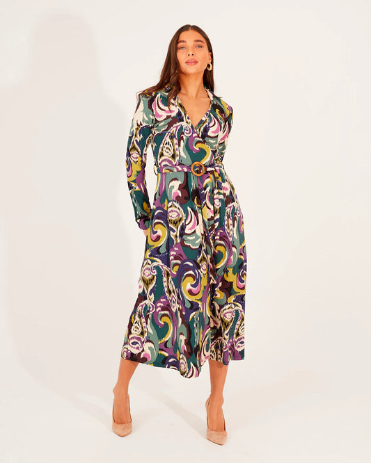 Vestido largo, de manga larga, con solapa, escote cruzado. Cinturón ajustable. Tejido fantástico, no necesita plancha.

Composición: 90% Poliéster y 10% Elastano.

Se recomienda lavar a mano o en lavadora hasta 30º. No usar lejía, planchar suavemente del revés hasta 110º y no usar secadora.