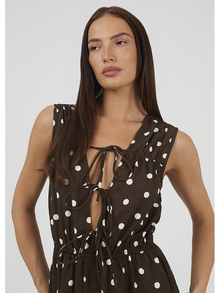 Vestido de tirante ancho, estampado de lunares y detalle lazada frontal.

Composición: 100% Poliéster.

Se recomienda lavar a mano o en lavadora hasta 30º. No usar lejía, planchar suavemente del revés hasta 110º y no usar secadora.