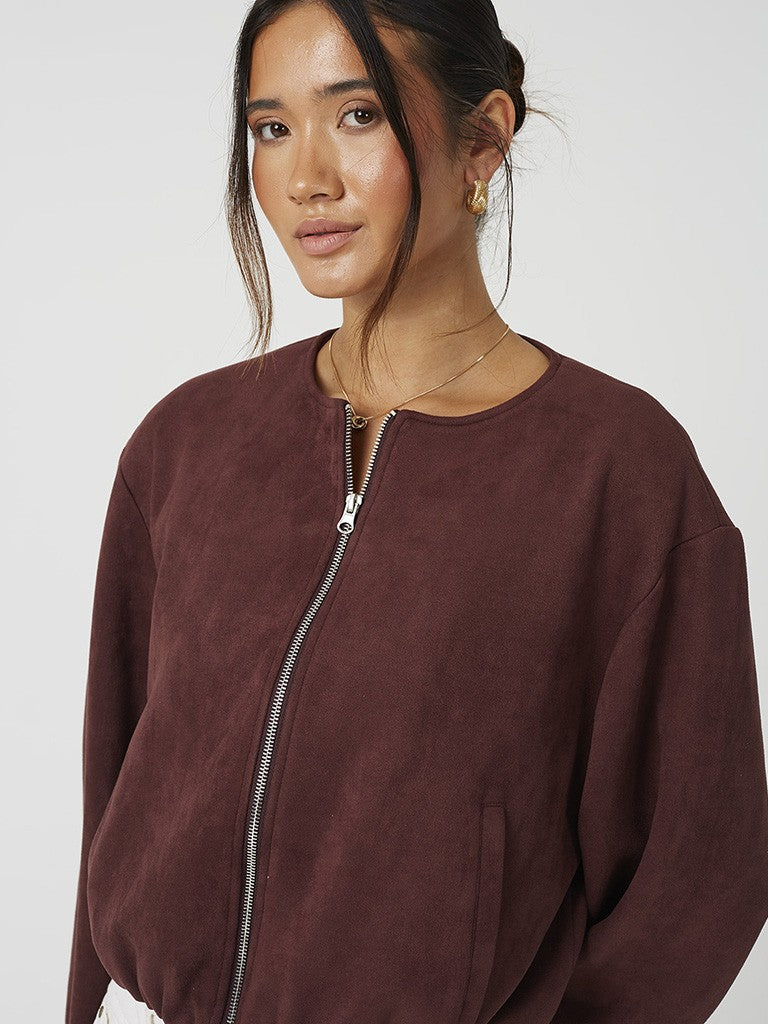 Cazadora tipo bomber con manga abullonada y cierre cremallera.

Composición: 94% Poliéster y 6% Elastano.

Se recomienda lavar a mano o en lavadora hasta 30º. No usar lejía, planchar suavemente del revés hasta 110º y no usar secadora.