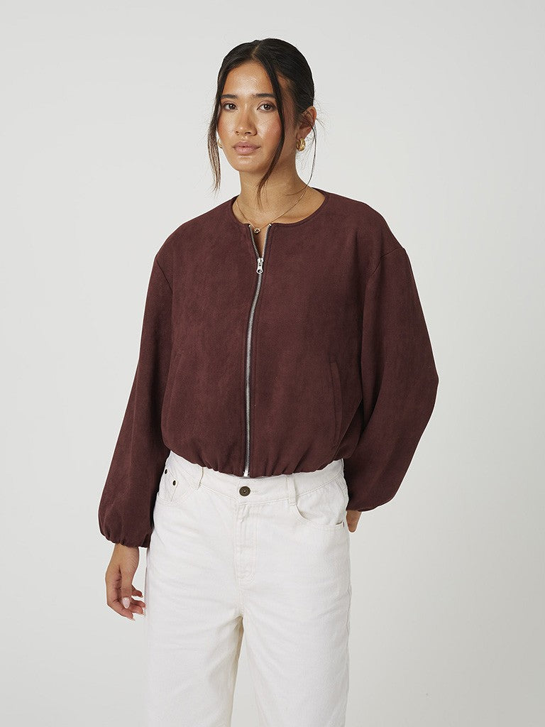 Cazadora tipo bomber con manga abullonada y cierre cremallera.

Composición: 94% Poliéster y 6% Elastano.

Se recomienda lavar a mano o en lavadora hasta 30º. No usar lejía, planchar suavemente del revés hasta 110º y no usar secadora.
