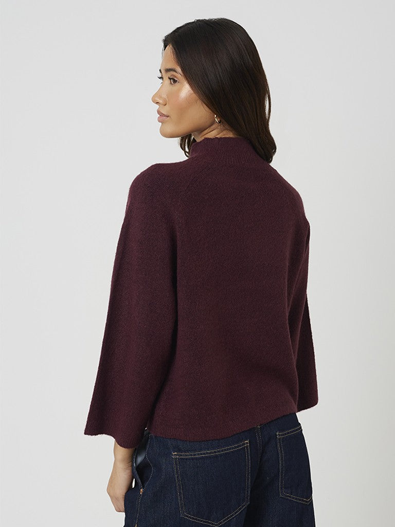Jersey de mujer con cuello alto, manga francesa.

Composición: 72% Acrílico, 25% Poliéster y 3% Elastano.

Se recomienda lavar a mano o en lavadora hasta 30º. No usar lejía, planchar suavemente del revés hasta 110º y no usar secadora.