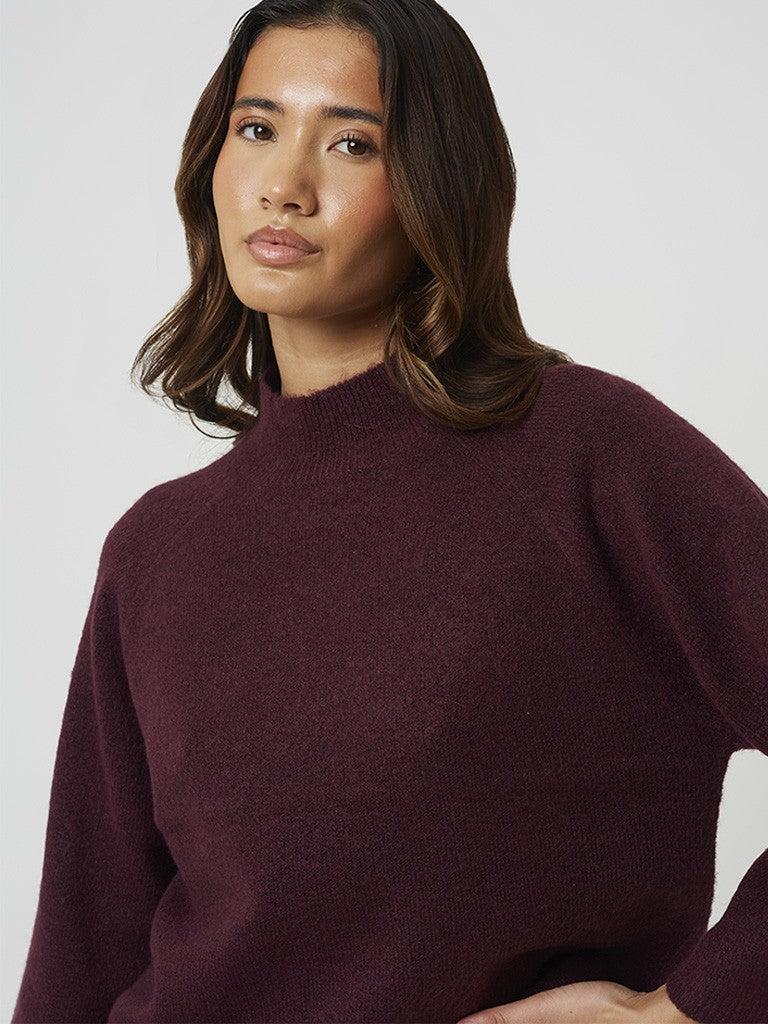 Jersey de mujer con cuello alto, manga francesa.

Composición: 72% Acrílico, 25% Poliéster y 3% Elastano.

Se recomienda lavar a mano o en lavadora hasta 30º. No usar lejía, planchar suavemente del revés hasta 110º y no usar secadora.