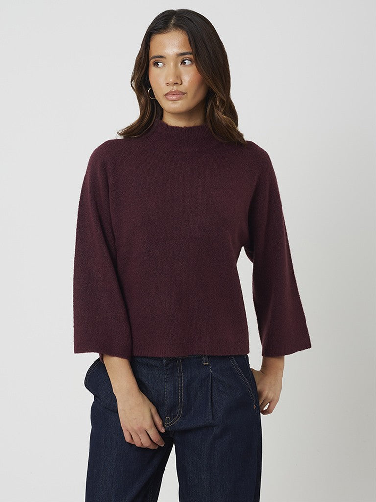 Jersey de mujer con cuello alto, manga francesa.

Composición: 72% Acrílico, 25% Poliéster y 3% Elastano.

Se recomienda lavar a mano o en lavadora hasta 30º. No usar lejía, planchar suavemente del revés hasta 110º y no usar secadora.