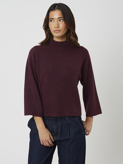 Jersey de mujer con cuello alto, manga francesa.

Composición: 72% Acrílico, 25% Poliéster y 3% Elastano.

Se recomienda lavar a mano o en lavadora hasta 30º. No usar lejía, planchar suavemente del revés hasta 110º y no usar secadora.