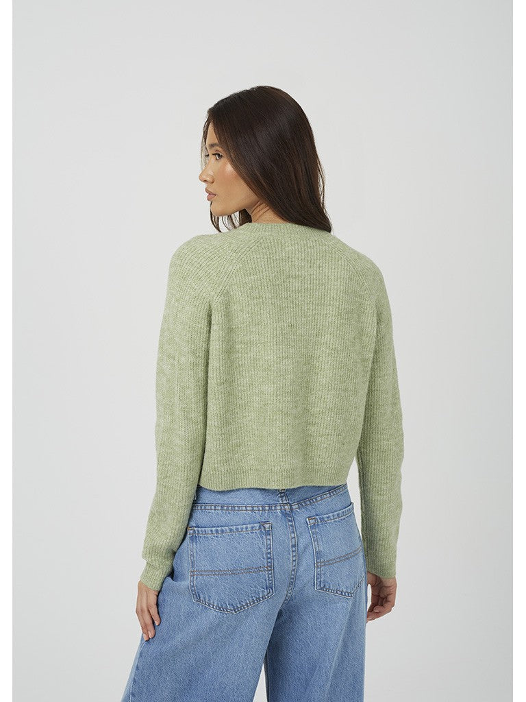 Chaqueta abierta de punto acanalado, cuello caja y cierre mediante botones.

Composición: 73% Acrílico, 25% Poliéster y 2% Elastano.

Se recomienda lavar a mano o en lavadora hasta 30º. No usar lejía, planchar suavemente del revés hasta 110º y no usar secadora.