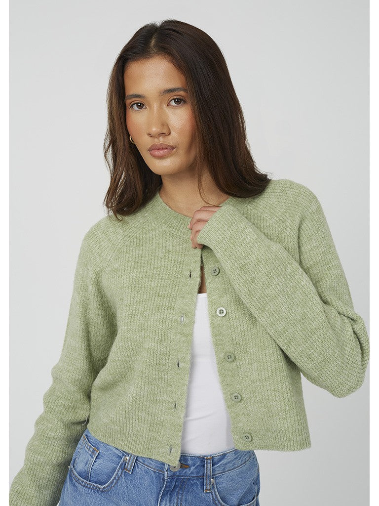 Chaqueta abierta de punto acanalado, cuello caja y cierre mediante botones.

Composición: 73% Acrílico, 25% Poliéster y 2% Elastano.

Se recomienda lavar a mano o en lavadora hasta 30º. No usar lejía, planchar suavemente del revés hasta 110º y no usar secadora.