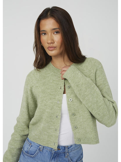 Chaqueta abierta de punto acanalado, cuello caja y cierre mediante botones.

Composición: 73% Acrílico, 25% Poliéster y 2% Elastano.

Se recomienda lavar a mano o en lavadora hasta 30º. No usar lejía, planchar suavemente del revés hasta 110º y no usar secadora.