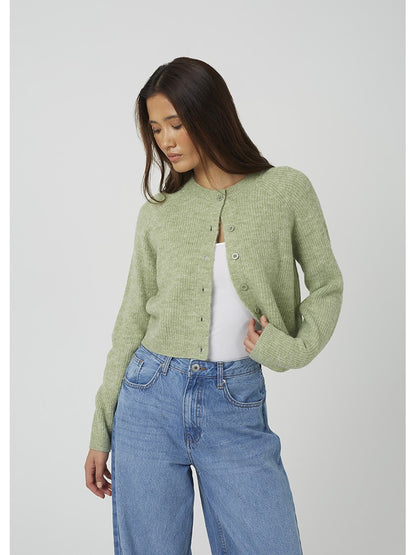 Chaqueta abierta de punto acanalado, cuello caja y cierre mediante botones.

Composición: 73% Acrílico, 25% Poliéster y 2% Elastano.

Se recomienda lavar a mano o en lavadora hasta 30º. No usar lejía, planchar suavemente del revés hasta 110º y no usar secadora.