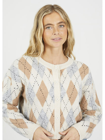Chaqueta abierta con estampado de rombos.&nbsp;

Composición: 72% Acrílico, 25% Poliéster y 3% Elastano.

Se recomienda lavar a mano o en lavadora hasta 30º. No usar lejía, planchar suavemente del revés hasta 110º y no usar secadora.