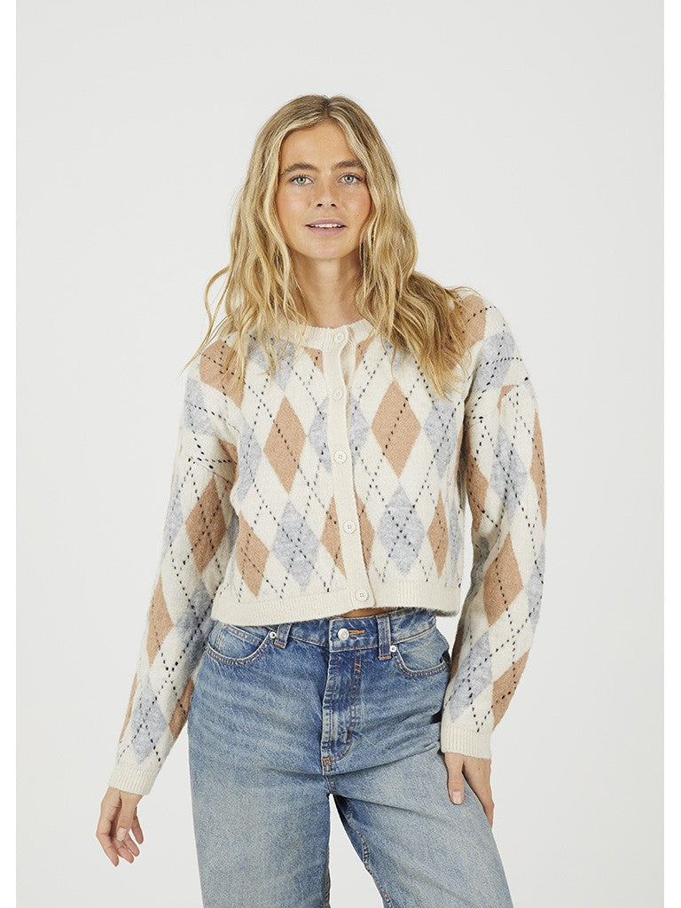 Chaqueta abierta con estampado de rombos.&nbsp;

Composición: 72% Acrílico, 25% Poliéster y 3% Elastano.

Se recomienda lavar a mano o en lavadora hasta 30º. No usar lejía, planchar suavemente del revés hasta 110º y no usar secadora.