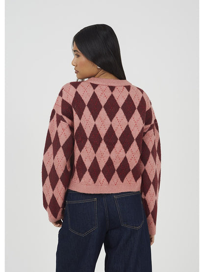 Chaqueta abierta con estampado de rombos.&nbsp;

Composición: 72% Acrílico, 25% Poliéster y 3% Elastano.

Se recomienda lavar a mano o en lavadora hasta 30º. No usar lejía, planchar suavemente del revés hasta 110º y no usar secadora.