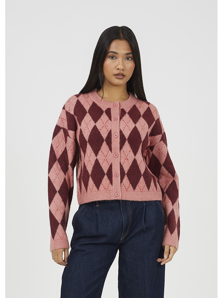 Chaqueta abierta con estampado de rombos.&nbsp;

Composición: 72% Acrílico, 25% Poliéster y 3% Elastano.

Se recomienda lavar a mano o en lavadora hasta 30º. No usar lejía, planchar suavemente del revés hasta 110º y no usar secadora.