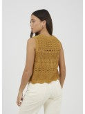 Top de punto para mujer sin mangas y cuello caja. Dobladillo ondulado en bajo. Botones decorativos muy originales y estilosos.

Composición: 100% Algodón.

Se recomienda lavar a mano o en lavadora hasta 30º. No usar lejía, planchar suavemente del revés hasta 110º y no usar secadora.