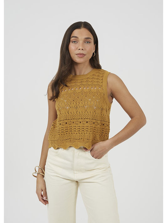 Top de punto para mujer sin mangas y cuello caja. Punto calado y detalle de volante en bajo. Botones decorativos muy originales y estilosos.

Composición: 100% Algodón.

Se recomienda lavar a mano o en lavadora hasta 30º. No usar lejía, planchar suavemente del revés hasta 110º y no usar secadora.