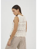 Top de punto para mujer sin mangas y cuello caja. Punto calado y detalle de volante en bajo. Botones decorativos muy originales y estilosos.

Composición: 100% Algodón.

Se recomienda lavar a mano o en lavadora hasta 30º. No usar lejía, planchar suavemente del revés hasta 110º y no usar secadora.