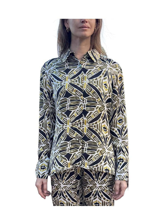 Camisa de mujer estampada y cierre mediante botones. Utilízala como una sobrecamisa.

Composición: 100% Poliéster.

Se recomienda lavar a mano o en lavadora hasta 30º. No usar lejía, planchar suavemente del revés hasta 110º y no usar secadora.