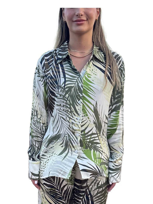 Camisa de mujer estampada y cierre mediante botones. Utilízala como una sobrecamisa.

Composición: 100% Poliéster.

Se recomienda lavar a mano o en lavadora hasta 30º. No usar lejía, planchar suavemente del revés hasta 110º y no usar secadora.